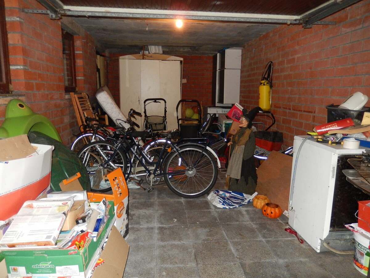 Op te frissen alleenstaande woning 