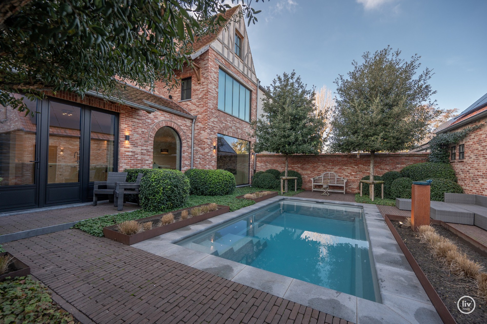 Luxueus afgewerkte energie zuinige woning met zwembad te Knokke 