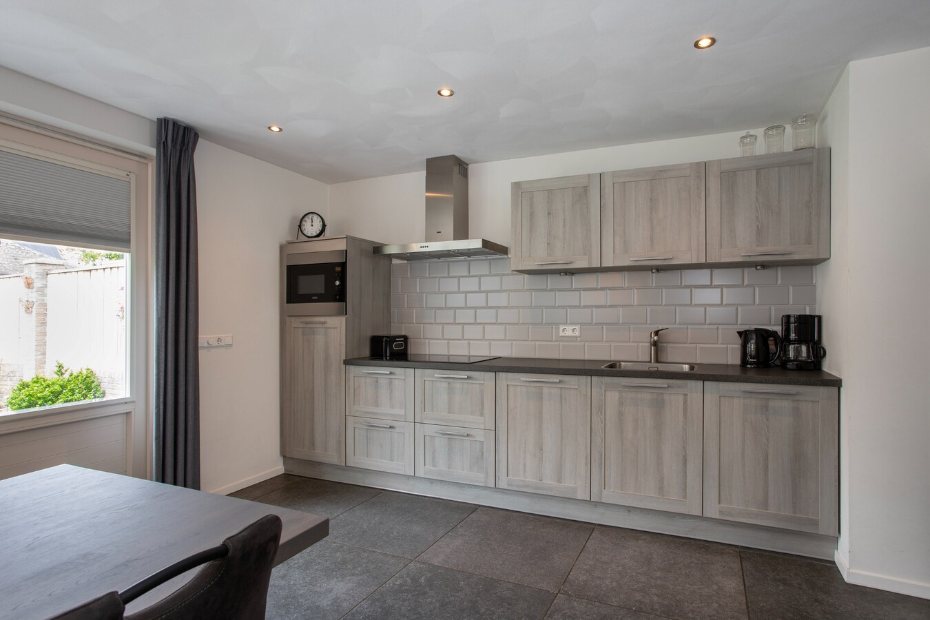 Royale gemoderniseerde gezinswoning met grote woonkamer, open keuken en vijf slaapkamers in hartje Middelbeers 