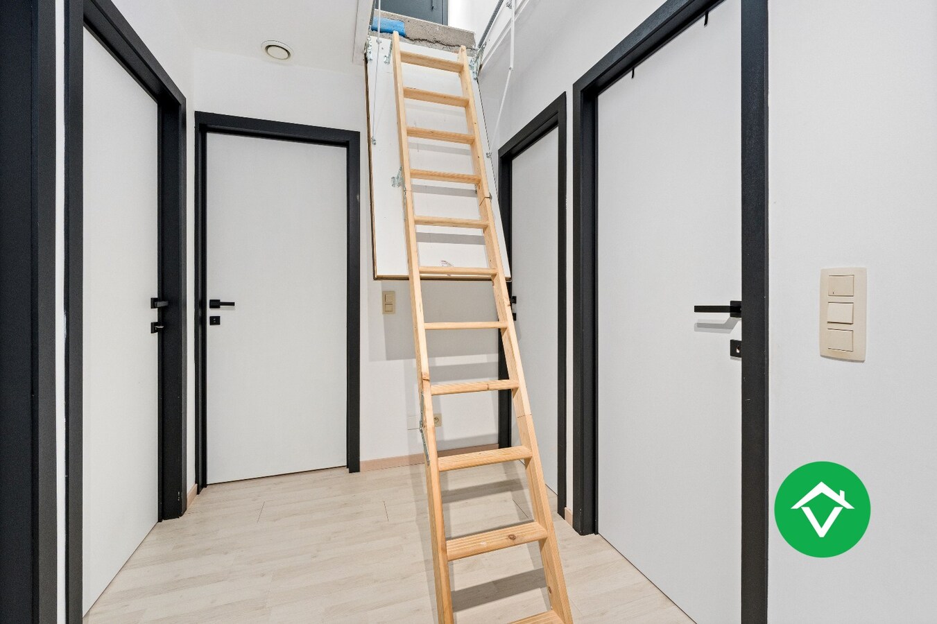 Instapklare nieuwbouwwoning met 5 slaapkamers en zonneterrassen op topligging in Eernegem 