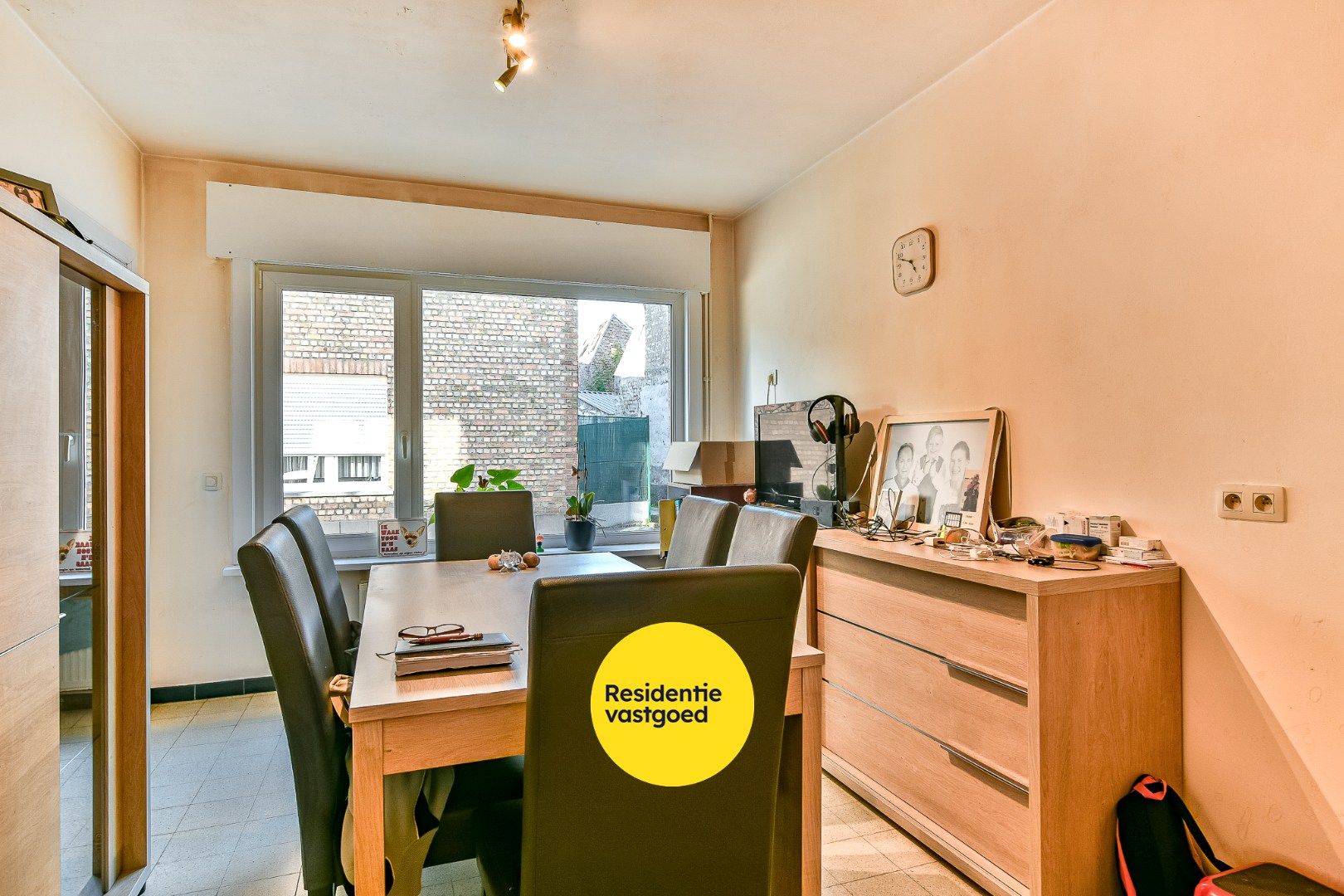 Halfopen woning met drie slaapkamers, tuin en garage 