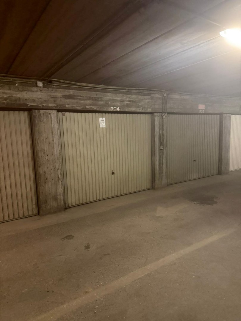 AFGESLOTEN GARAGEBOX - ROYAL PALACE 7 - 1 