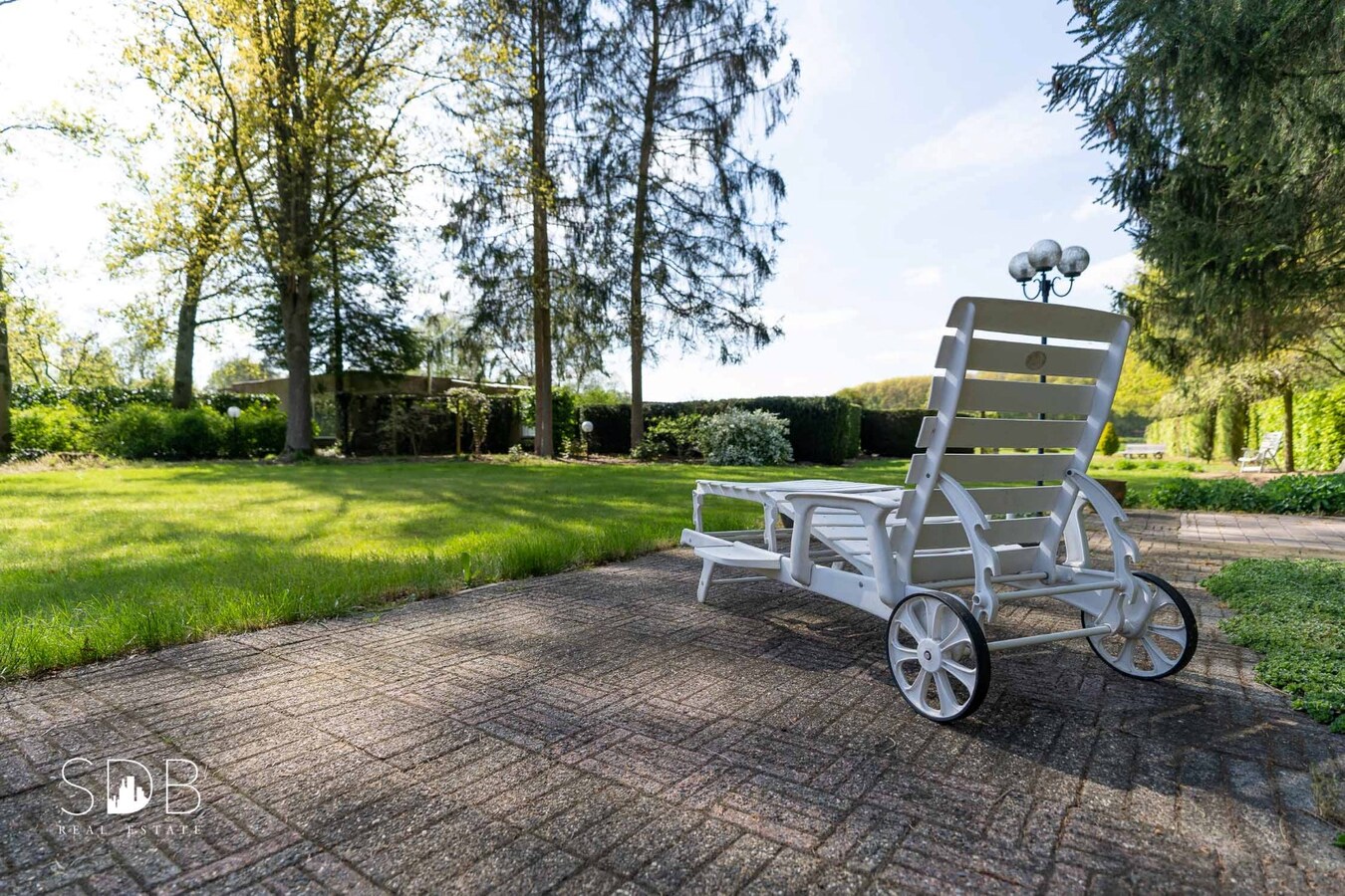 Vrijstaande gezinswoning in bungalowstijl met grasland op circa 1ha. 