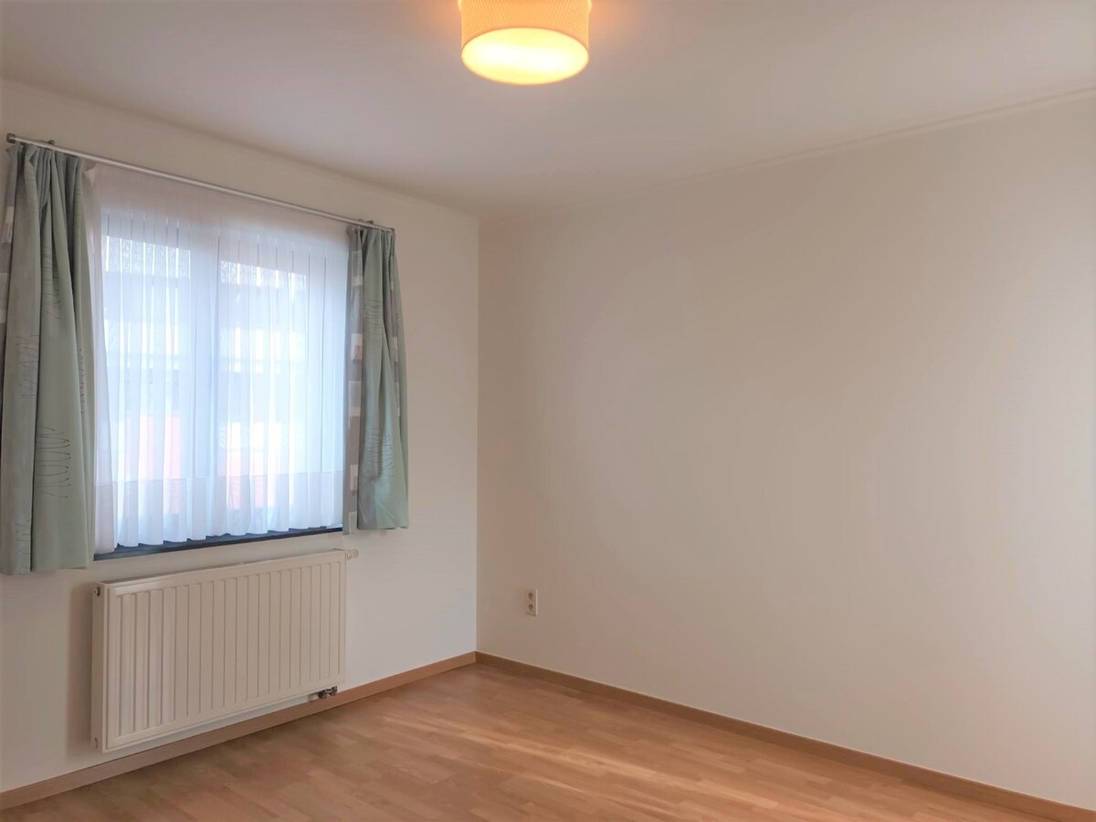 IN OPTIE - Gunstig gelegen appartement met 2 slaapkamers, gelegen in het centrum van Heusden-Zolder. 