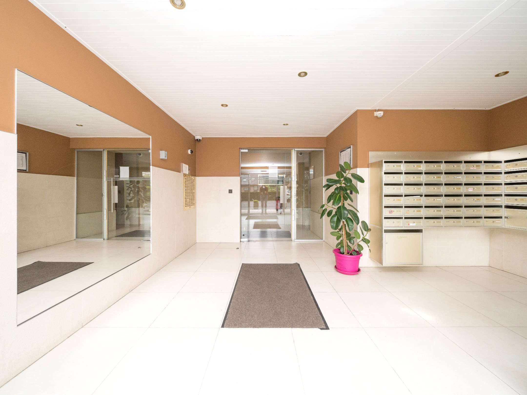 Lichtrijk appartement met 2 kamers en garagebox 