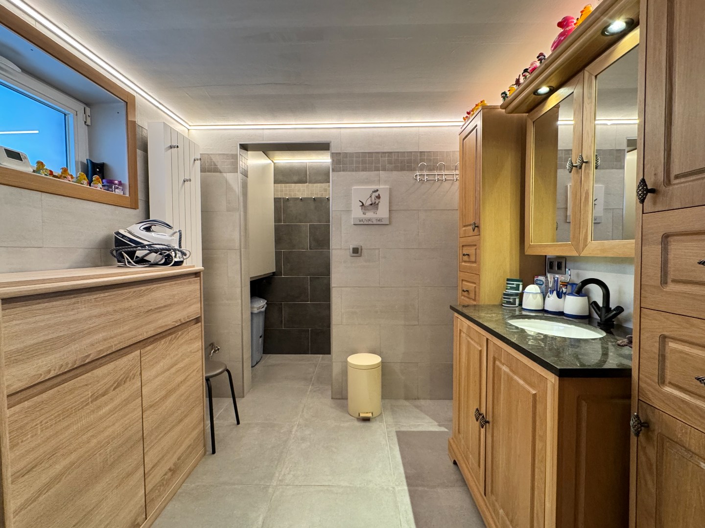 Ruime deels gerenoveerde woning met 3 slaapkamers, tuin en garage 