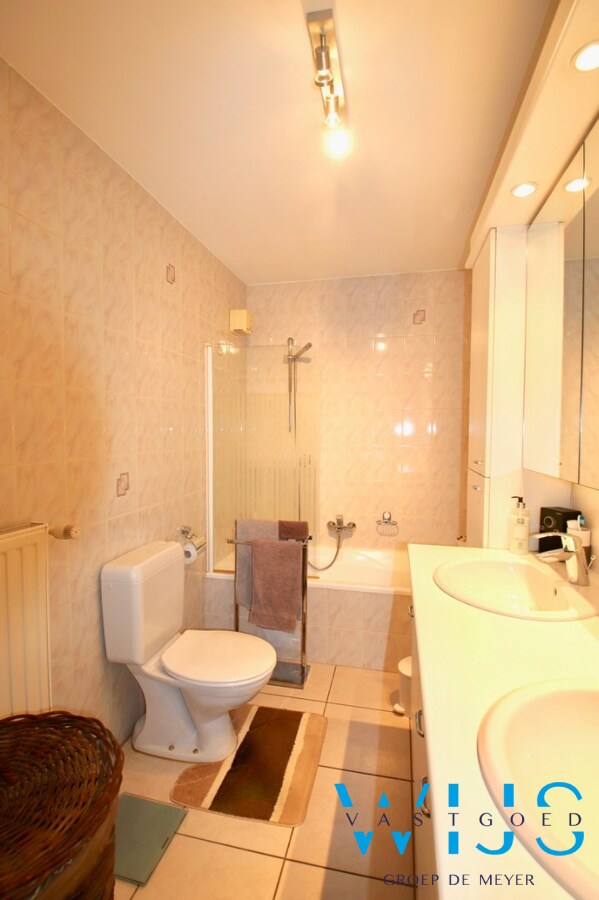 Ruim &amp; energiezuinig 2 slaapkamerappartement te EVERGEM ! 