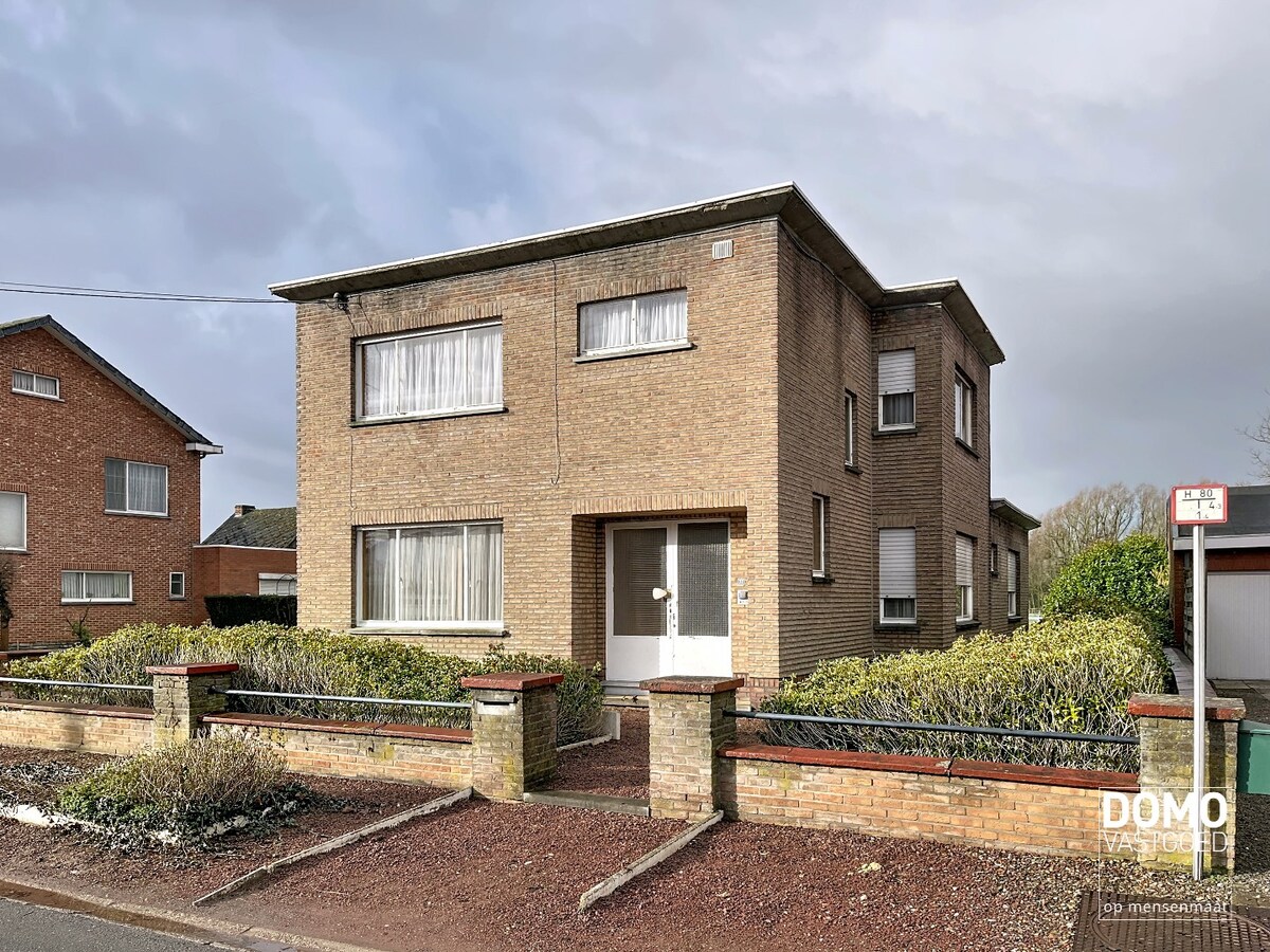 TE RENOVEREN WONING MET GARAGE, 3 SLAAPKAMERS EN GEZELLIGE TUIN OP EEN PERCEEL VAN 8A14CA 