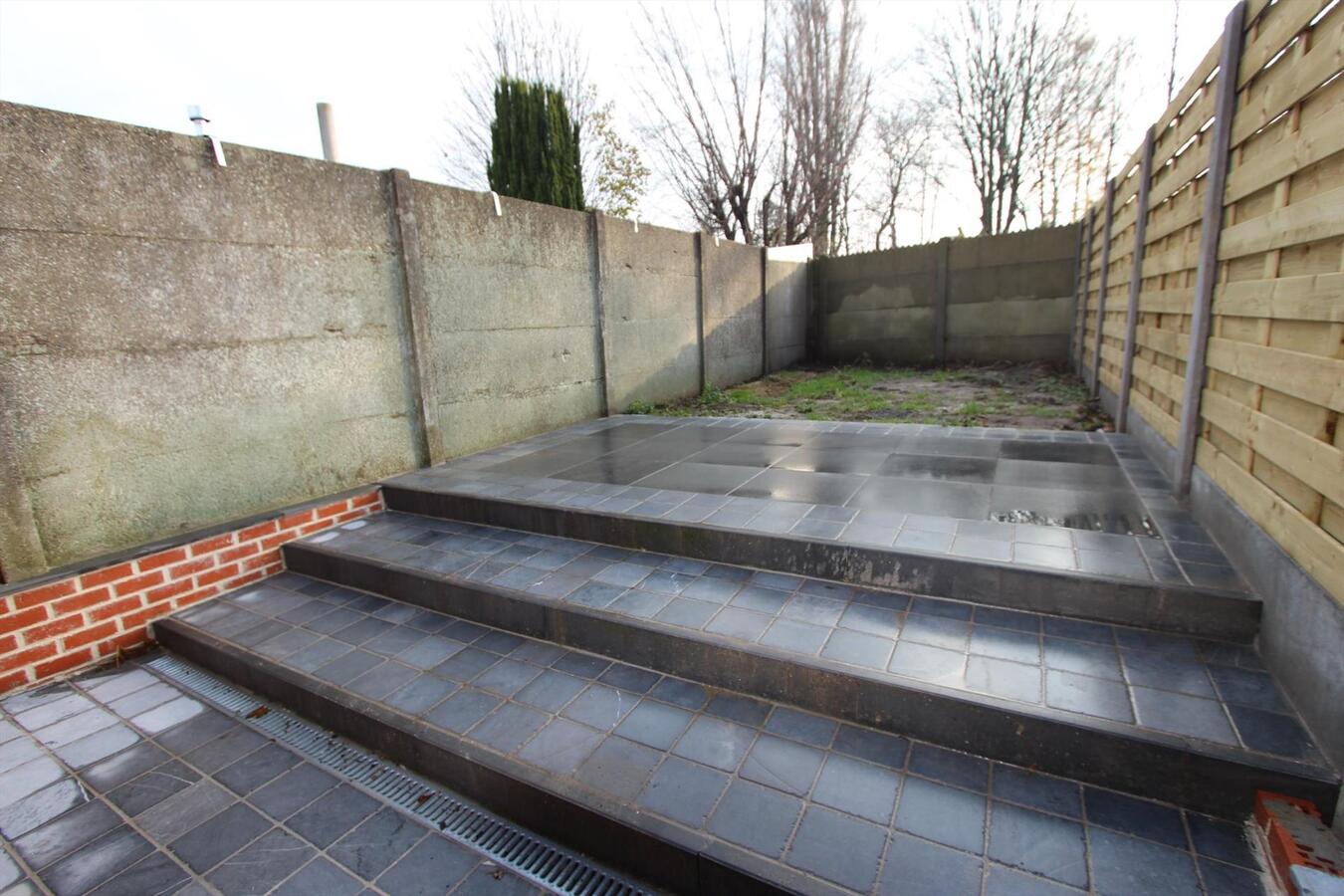 Volledig vernieuwde woning met 4 slaapkamers en garage te Roeselare 