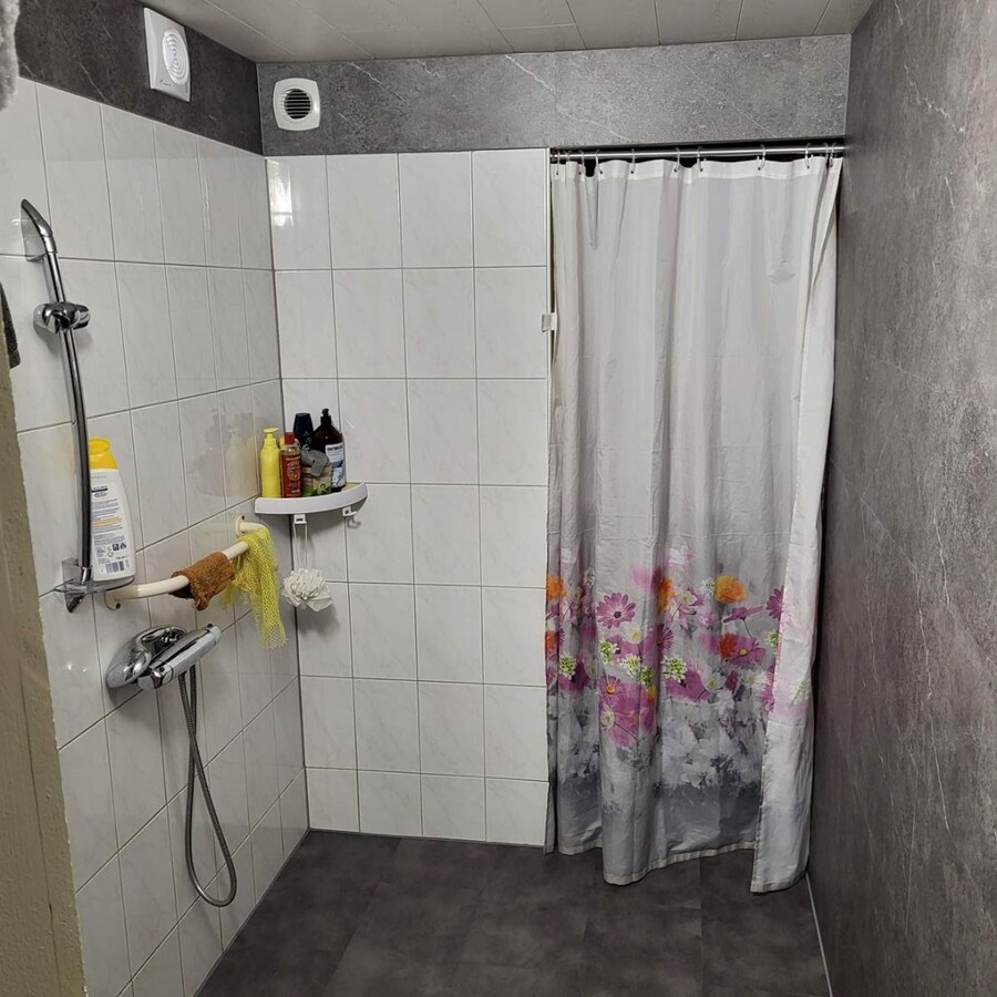 Zeer rustig gelegen gelijkvloerse woning met drie slaapkamers 