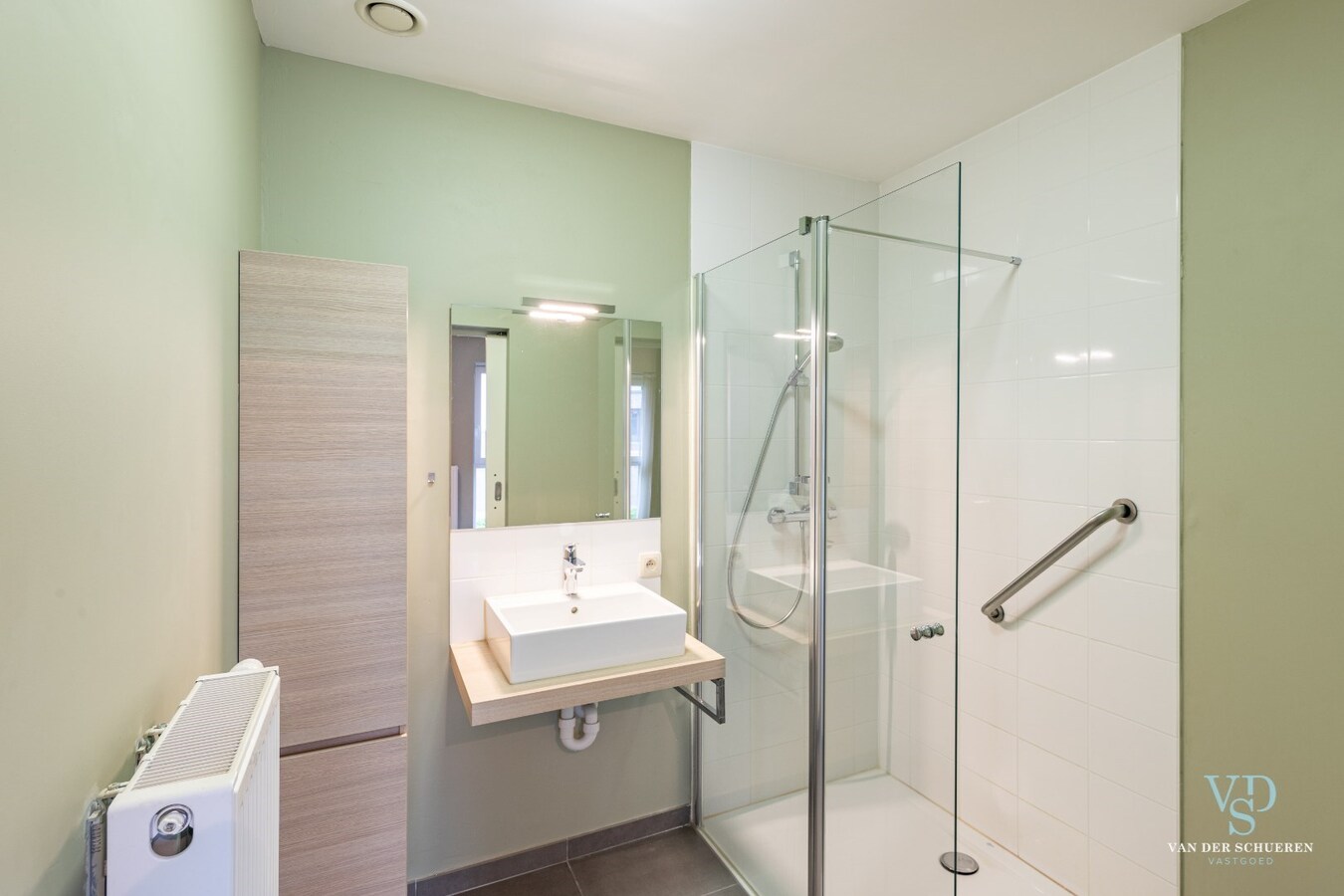 Ruime,  recente assistentie-flat. 