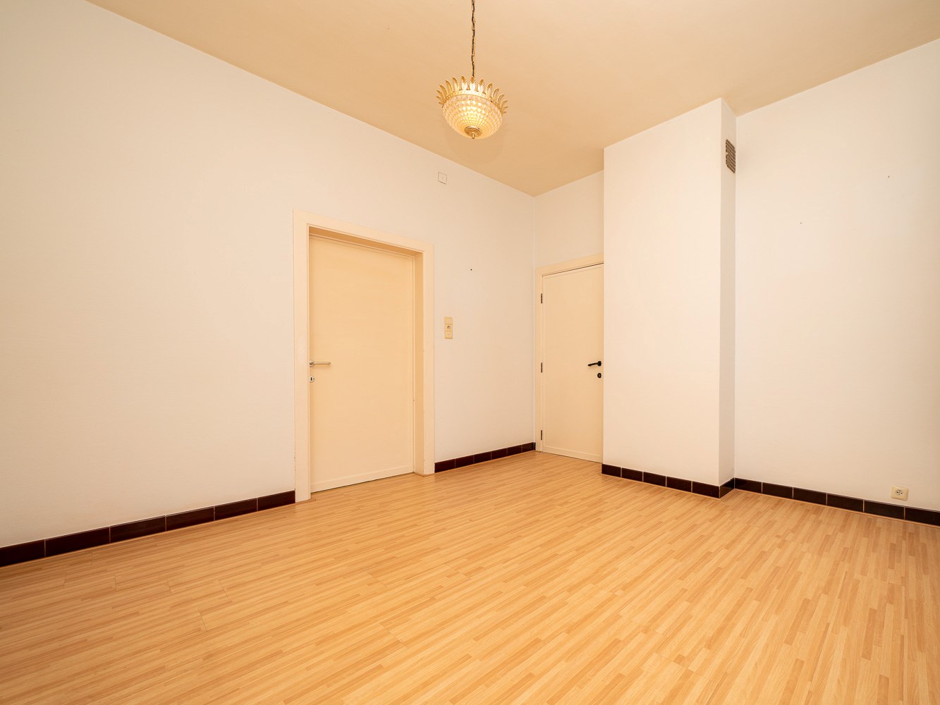 Veelzijdig hoekpand in het centrum van Schepdaal 