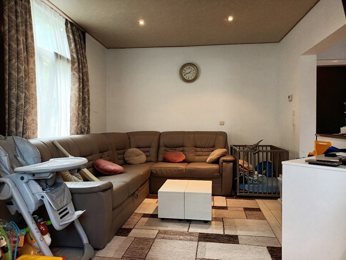 "Ruime en goed onderhouden stadswoning met tuin en 3 slaapkamers in Hasselt - Energielabel D en 2 parkeerplaatsen op perceel van 224 m²" 