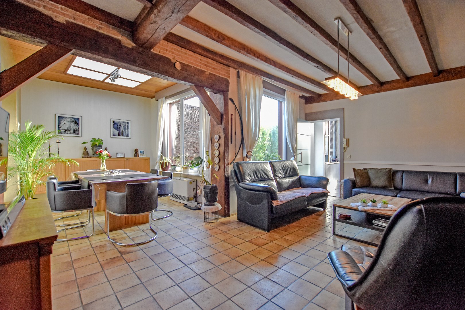 Grote woning met zongerichte tuin en 3/4 slaapkamers 