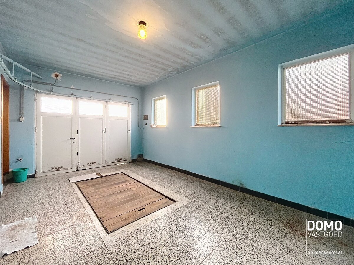 TE RENOVEREN WONING MET GARAGE, 3 SLAAPKAMERS EN GEZELLIGE TUIN OP EEN PERCEEL VAN 8A14CA 