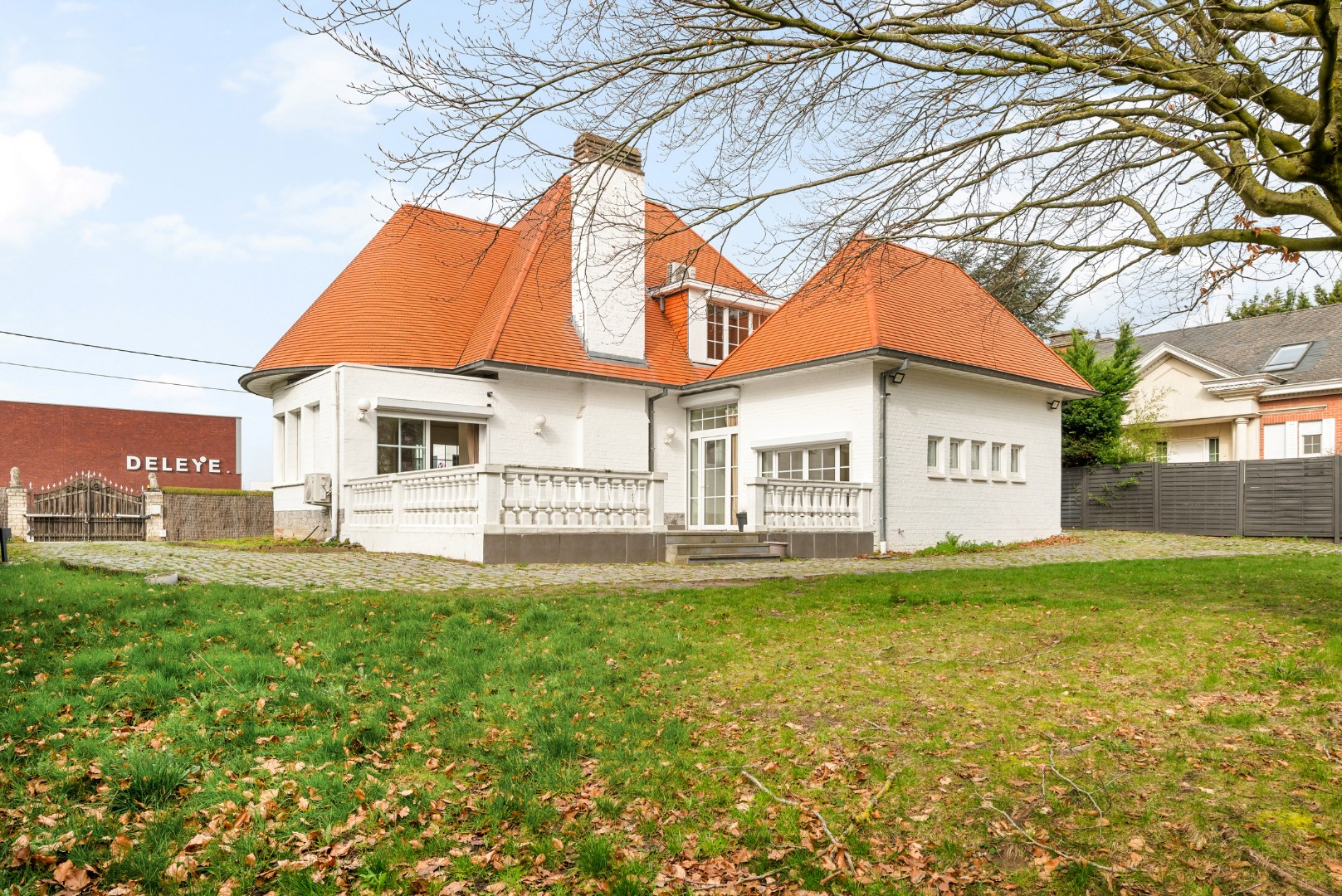 Stijlvolle villa met 5 slaapkamers op mooi perceel van 1325m² 