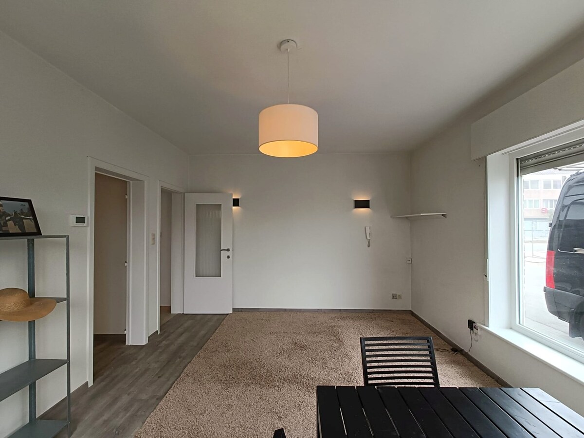 Lichtrijk 2-slaapkamerappartement met terras, garage en extra staanplaats in het centrum van Heist 