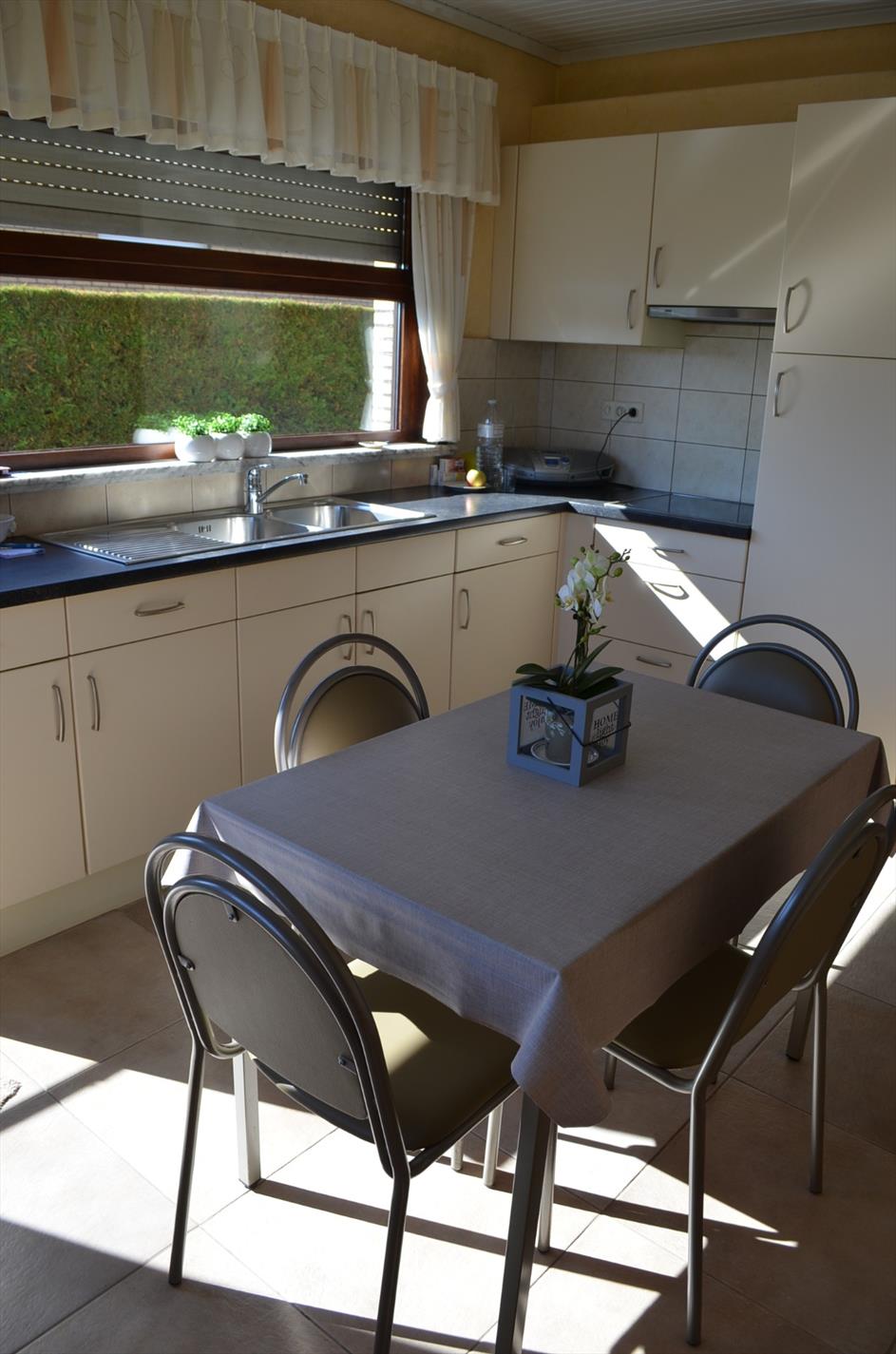 Bungalow op 814m² met  zicht op de weilanden te Adegem 