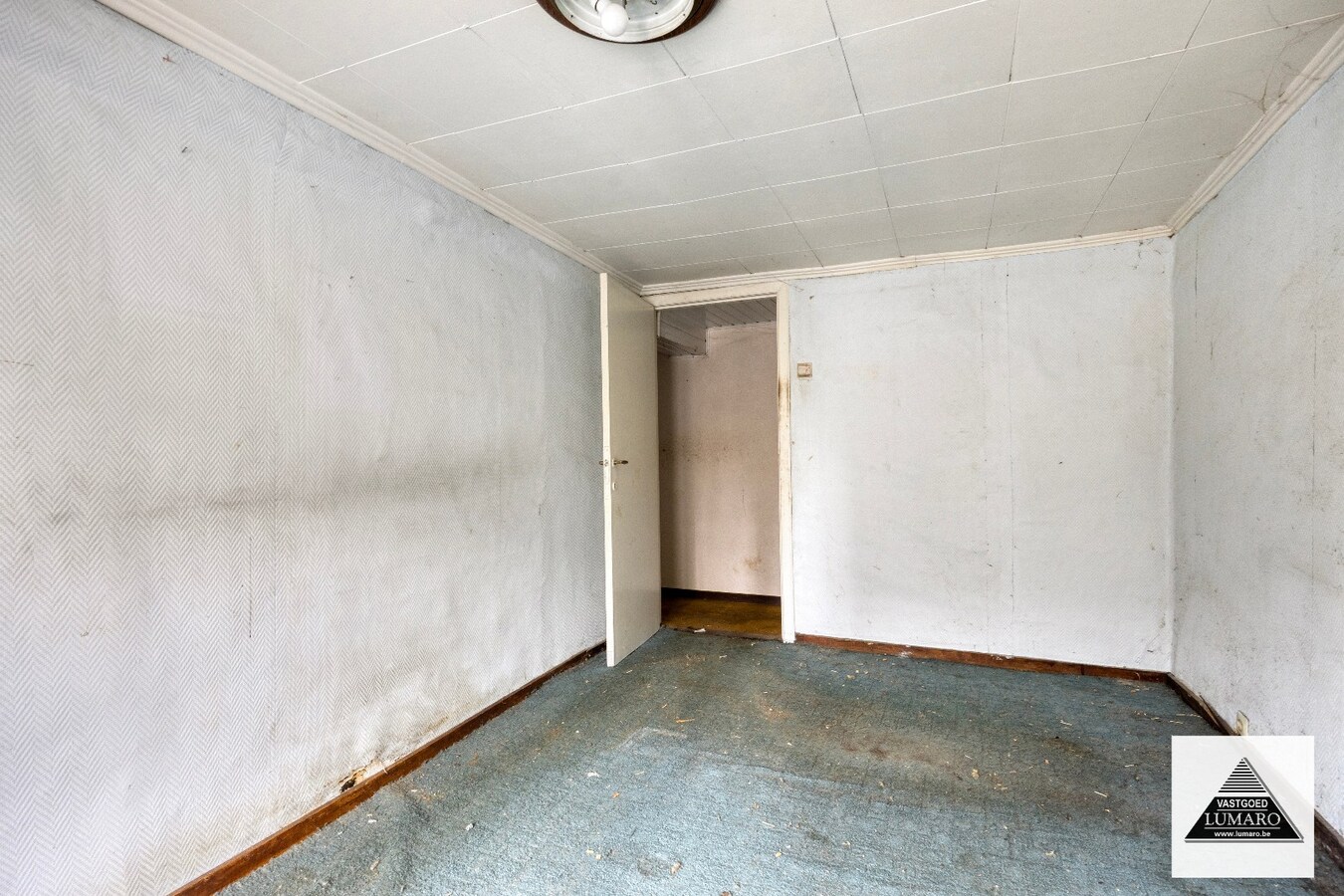 Te renoveren pand met woonst met pitoreske  voorgevel. "Önger de Poart". 