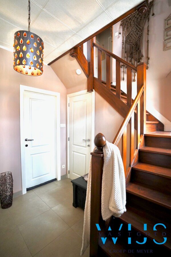 Zeer ruim en stevig woonhuis te Rieme ! 