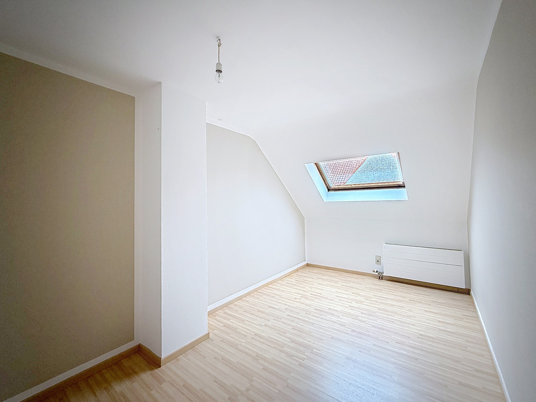 Maison de ville située au centre de la vieille ville de Knokke, à proximité des supermarchés, de l'école, du complexe sportif et à quelques mètres de l'avenue Lippens et des transports en commun. 