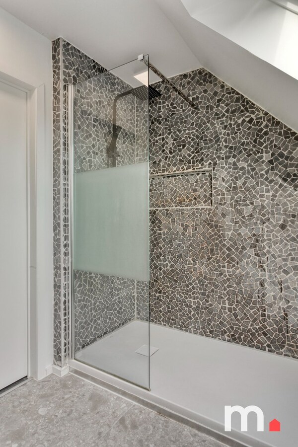 Unieke Villa te Roeselare met Zwembad en 5 slaapkamers op 987m² ! 