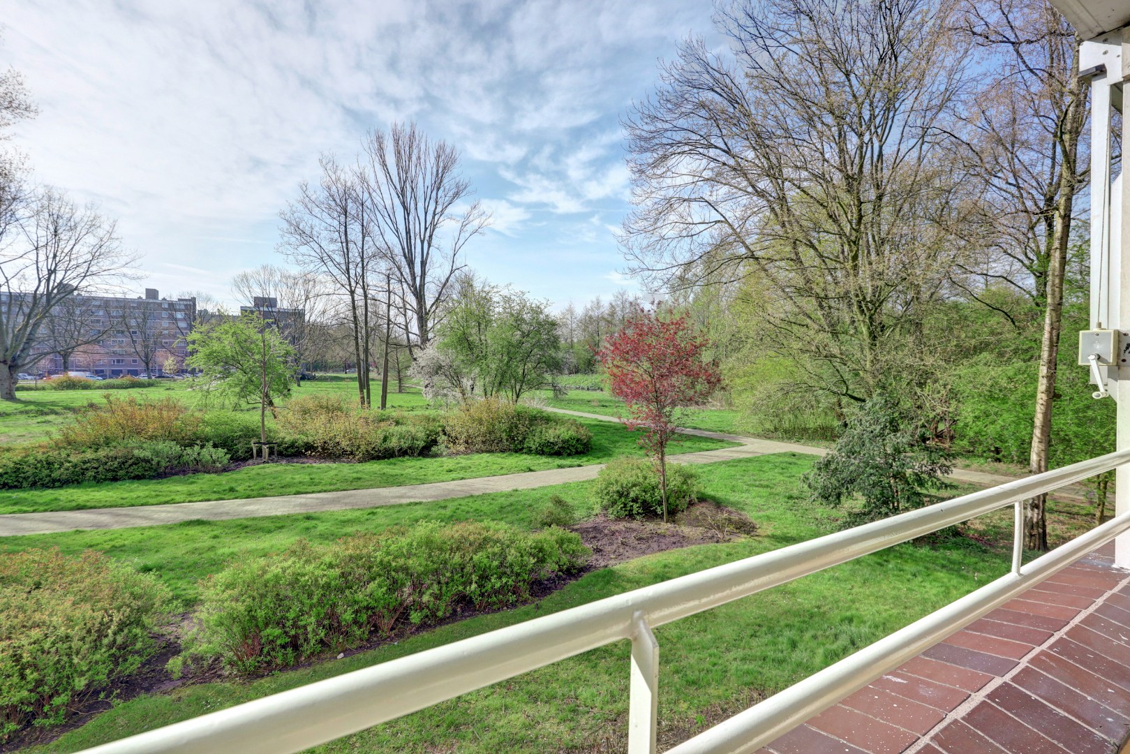 4-kamer appartement op de 1e verdieping, met 2 balkons, berging in de onderbouw en gelegen op eigen grond! 