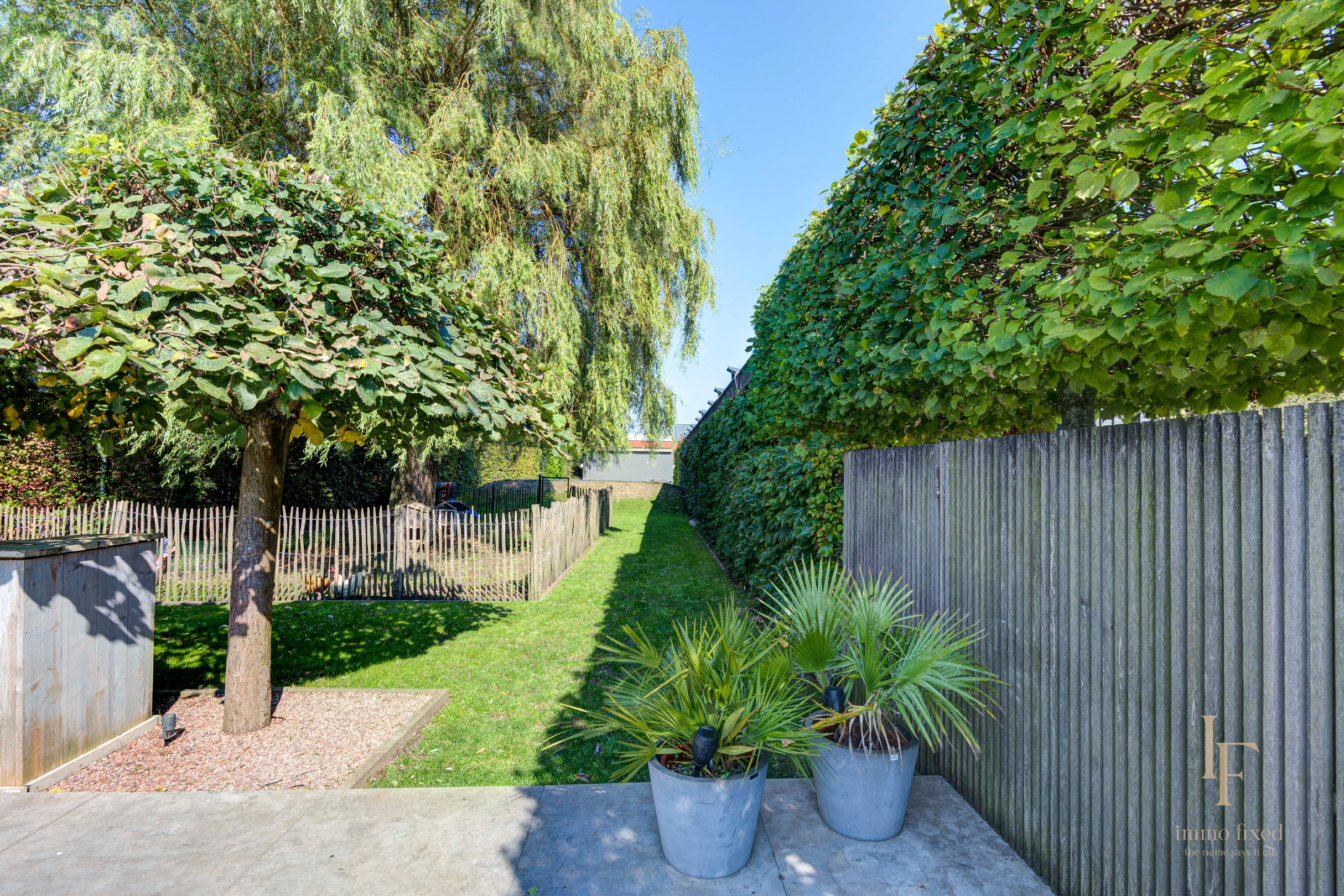 Villa met magazijn, garagebox en 12+ parkeerplaatsen te Kontich! 