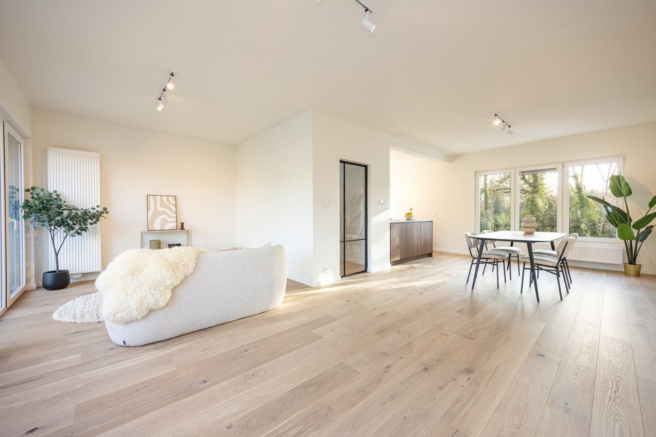 Volledig gerenoveerde HOB op een toplocatie te Brasschaat! 