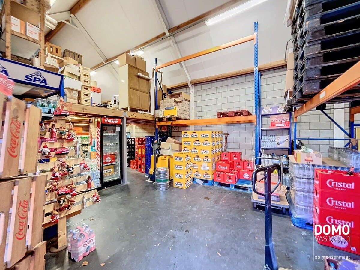 UNIEK pand met tal van mogelijkheden, gunstig gelegen te Kermt. 