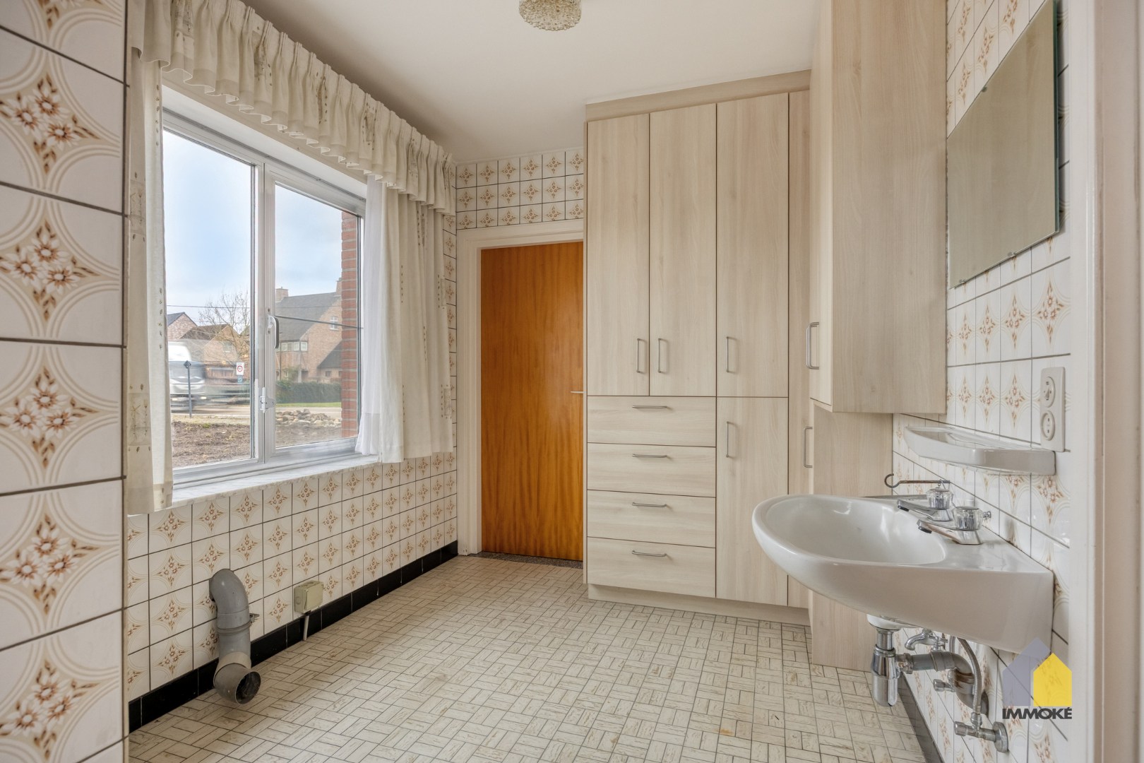 Neeroeteren: Op te frissen, vrijstaande woning op 8 a 26 ca met 5 slpks. 