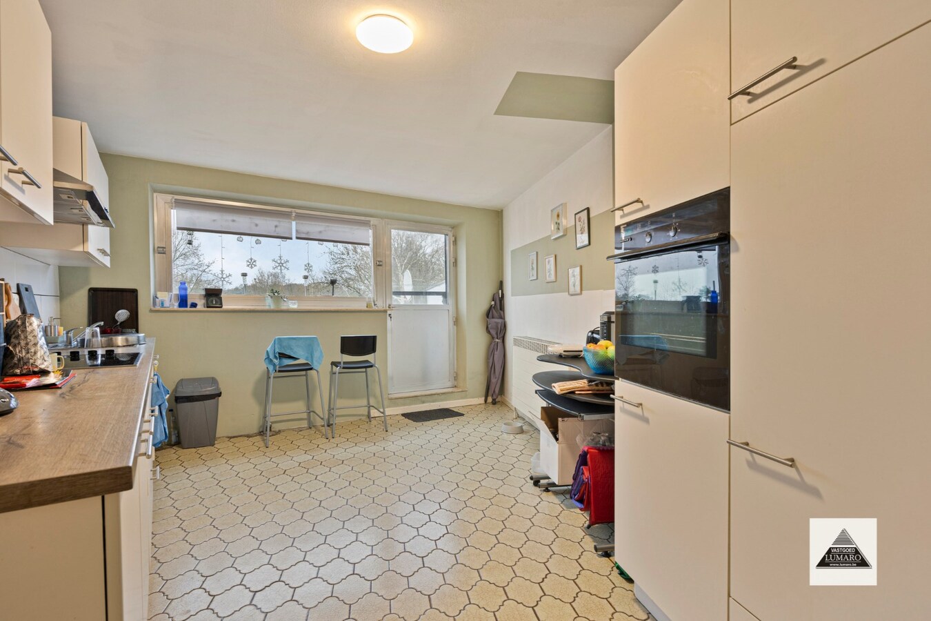 Handelsgelijkvloers en 2 appartementen en parking. Perceel van 15a 49ca. 