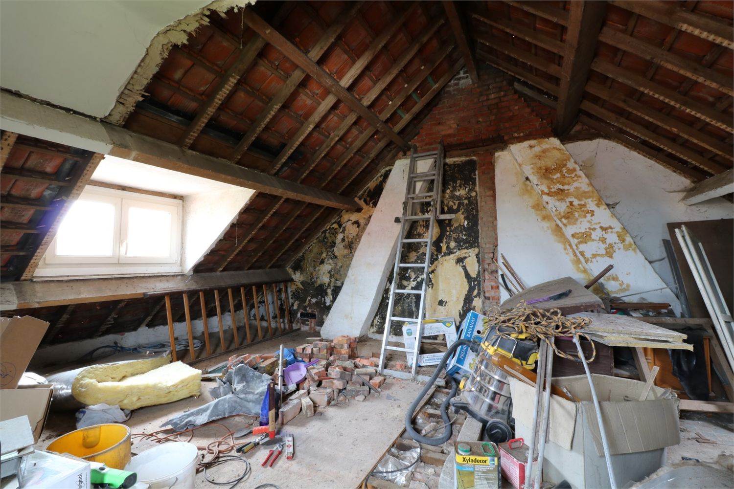 Te renoveren woning met veel mogelijkheden 