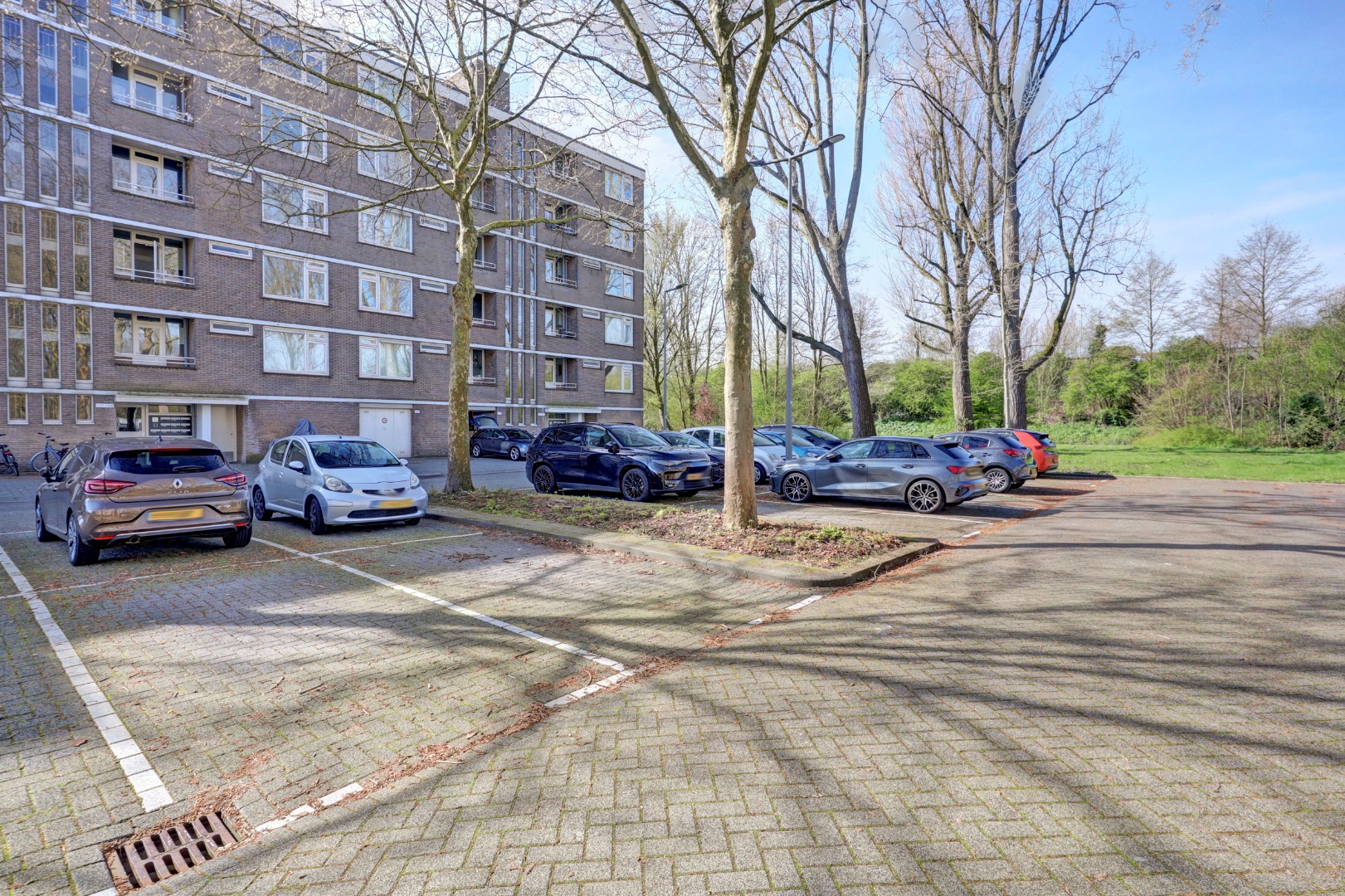 4-kamer appartement op de 1e verdieping, met 2 balkons, berging in de onderbouw en gelegen op eigen grond! 