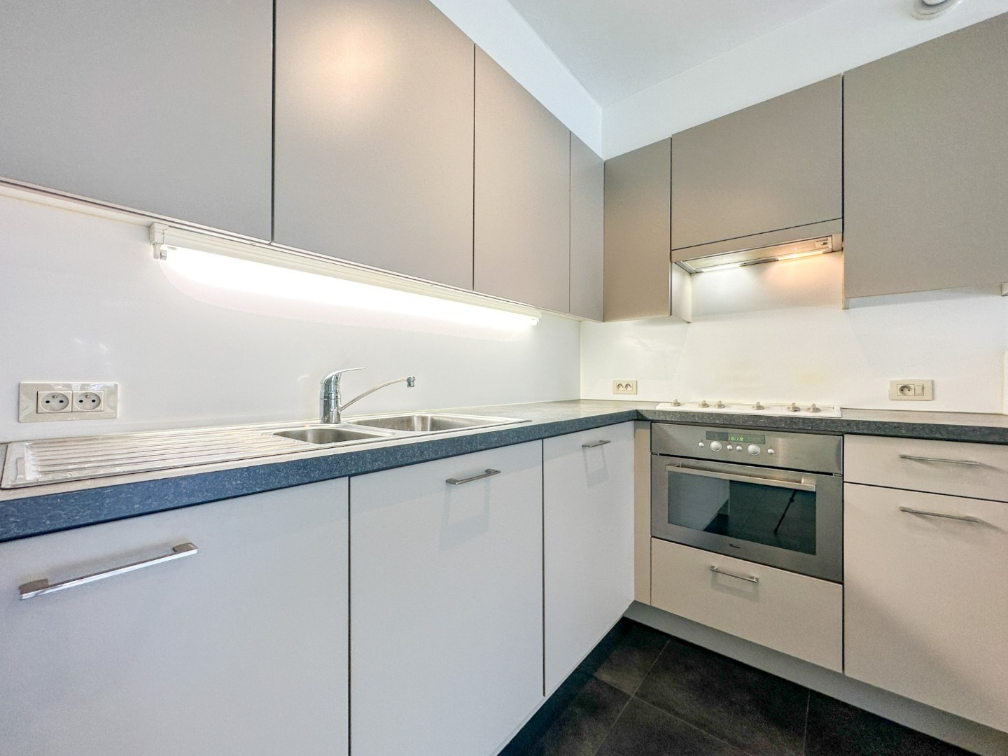 Instapklaar energiezuinig appartement hartje Eernegem, met zonnig terras, topligging. 