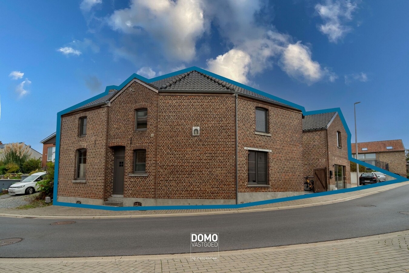 RUIME, INSTAPKLARE EN GERENOVEERDE WONING MET KANTOORGEBOUW INCLUSIEF PARKEERGELEGENHEID, TUIN EN ZWEMBAD TE MIELEN BOVEN AALST (GINGELOM) 