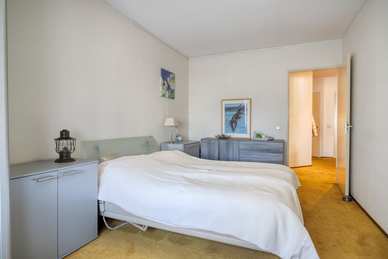 Royale 3 kamer benedenwoning met 2 slaapkamers, ruim terras en is gelegen op eigen grond. 