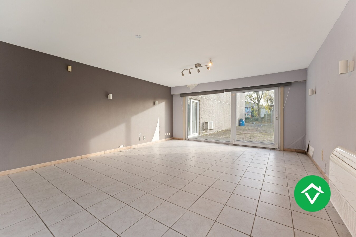 Bedrijfsgebouw met woonst te Ichtegem 