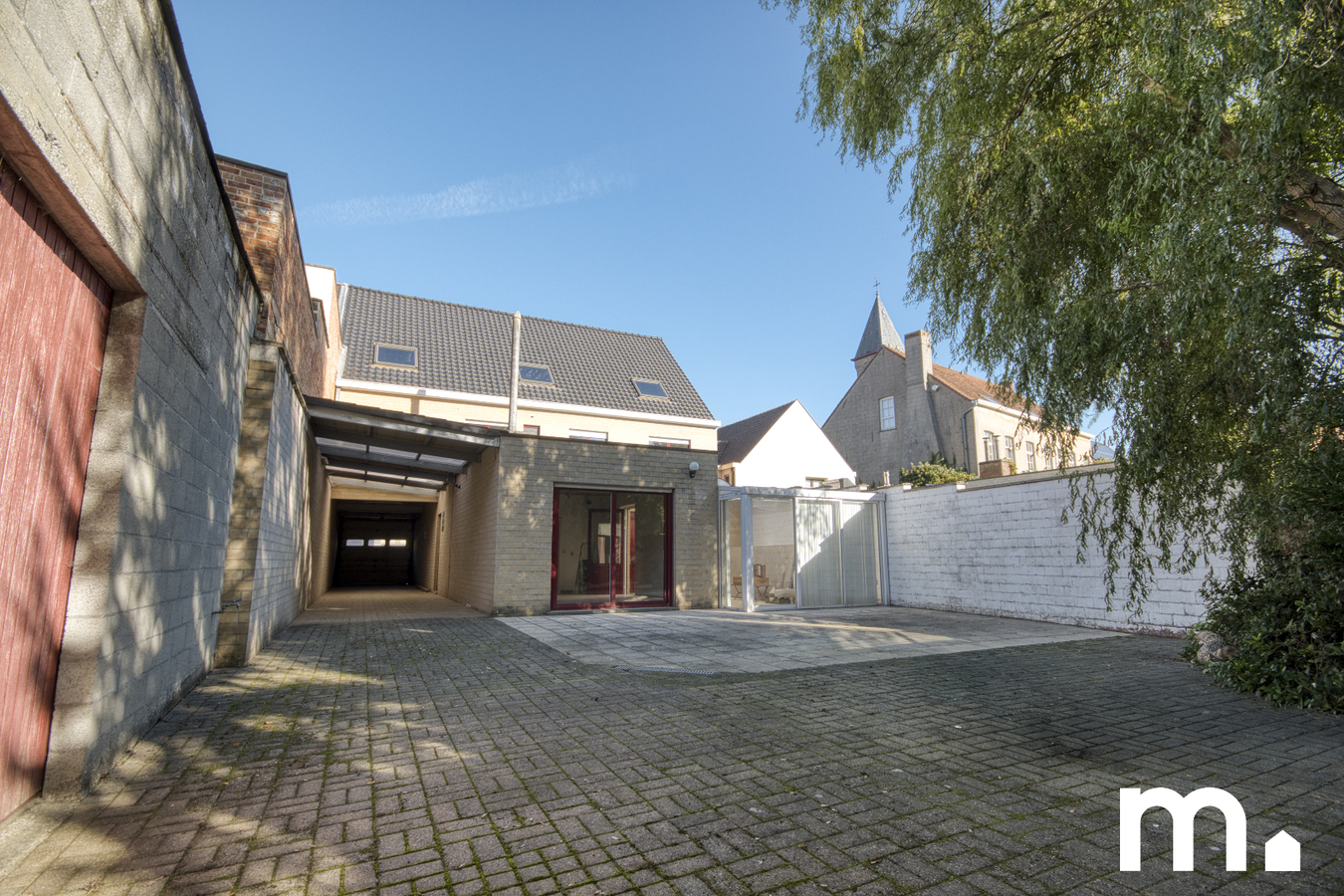 Veelzijdig handelshuis met ruime woonst van 433 m², privétuin en magazijn van 135m² te Oostrozebeke 