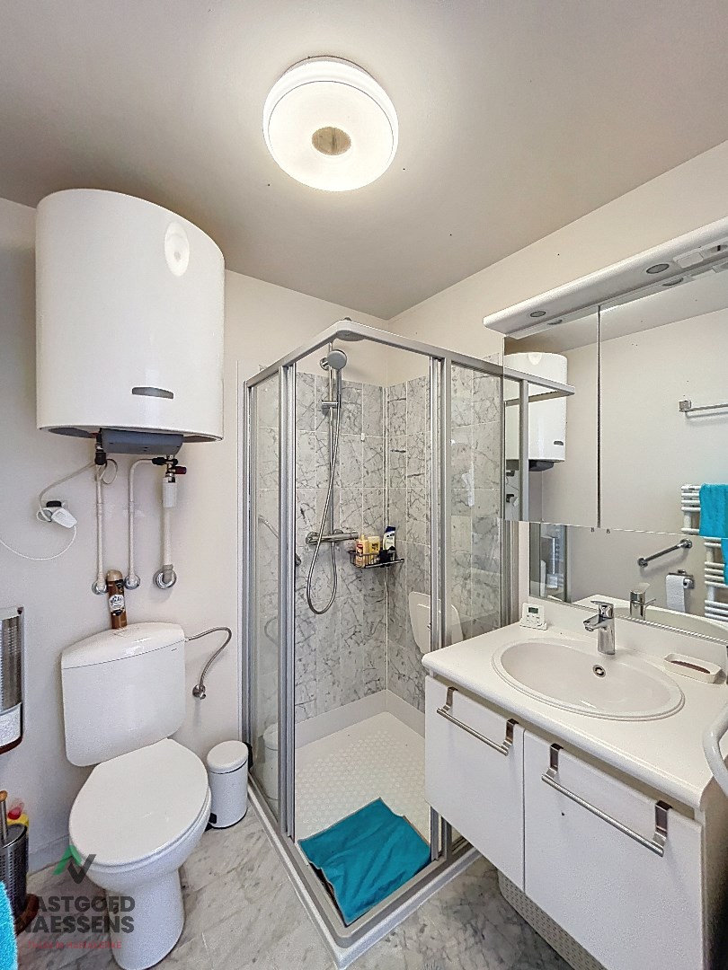 Studio prêt à emménager avec beaucoup de lumière naturelle et vue sur la mer. 