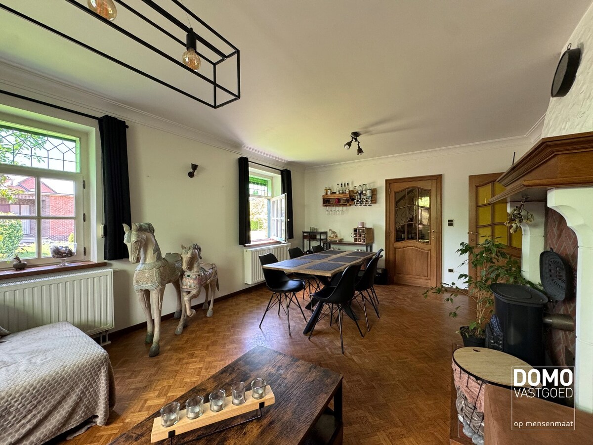 Charmante open bebouwing met 3 slaapkamers, 2 badkamers en prachtige tuin te huur 