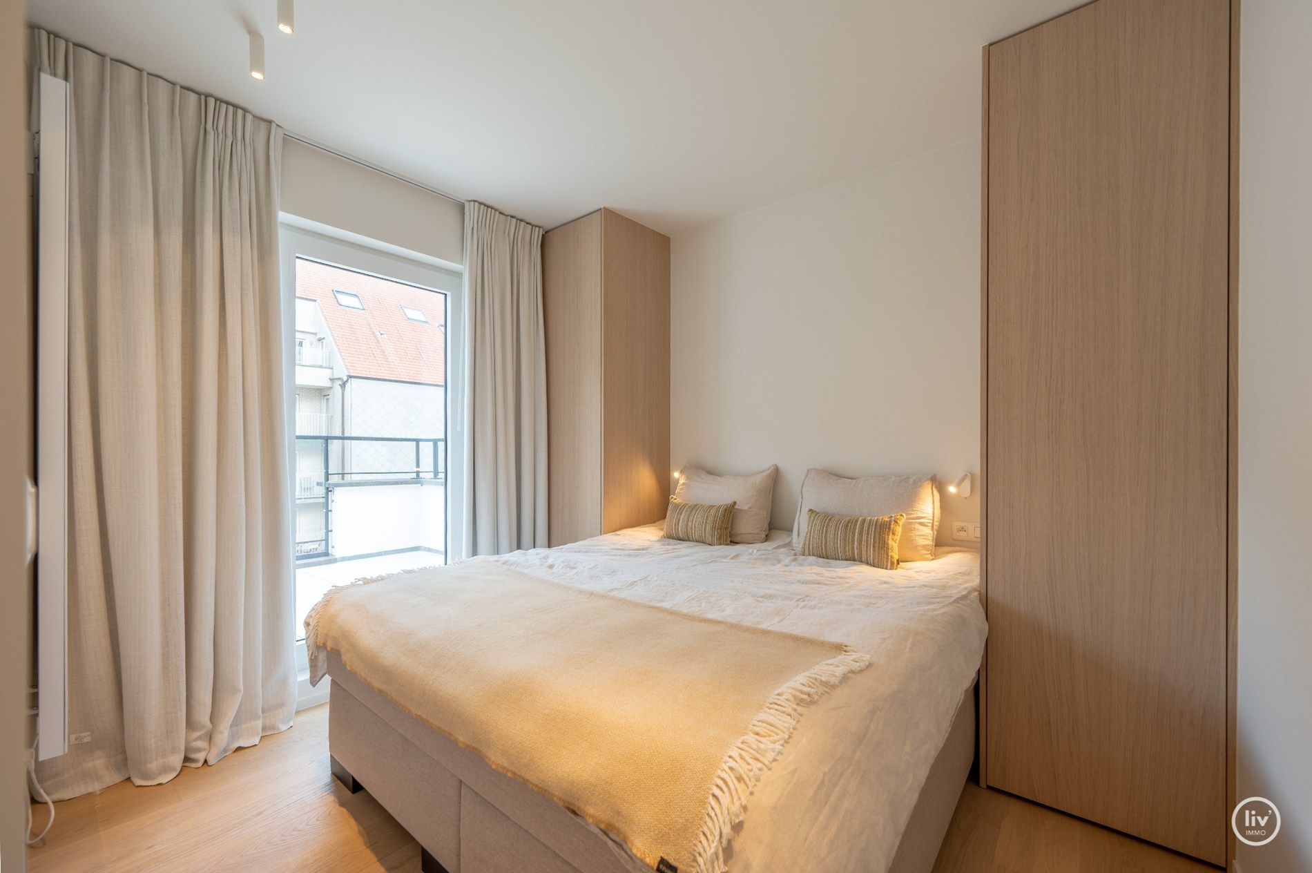 Gerenoveerd penthouse met 2 slaapkamers centraal gelegen op de August Dansestraat te Knokke. 