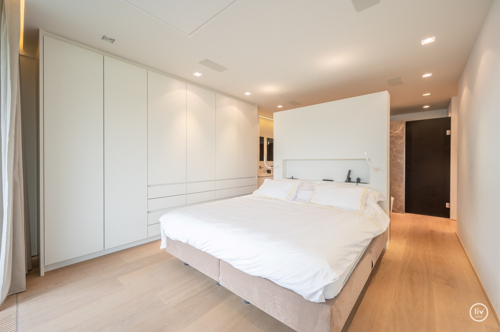 Breed en luxueus afgewerkt tuinappartement met wijde zichten op het meer. 