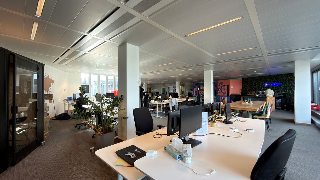 Gerenoveerde kantoren in geklasseerde herenwoning te huur aan station van Mechelen