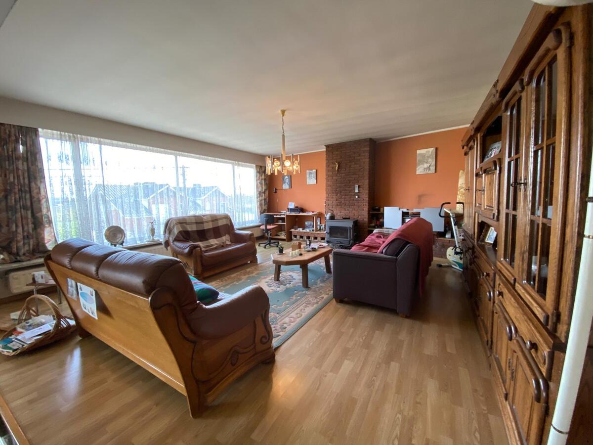 Bedrijfsgebouw met appartement op commerciële ligging 
