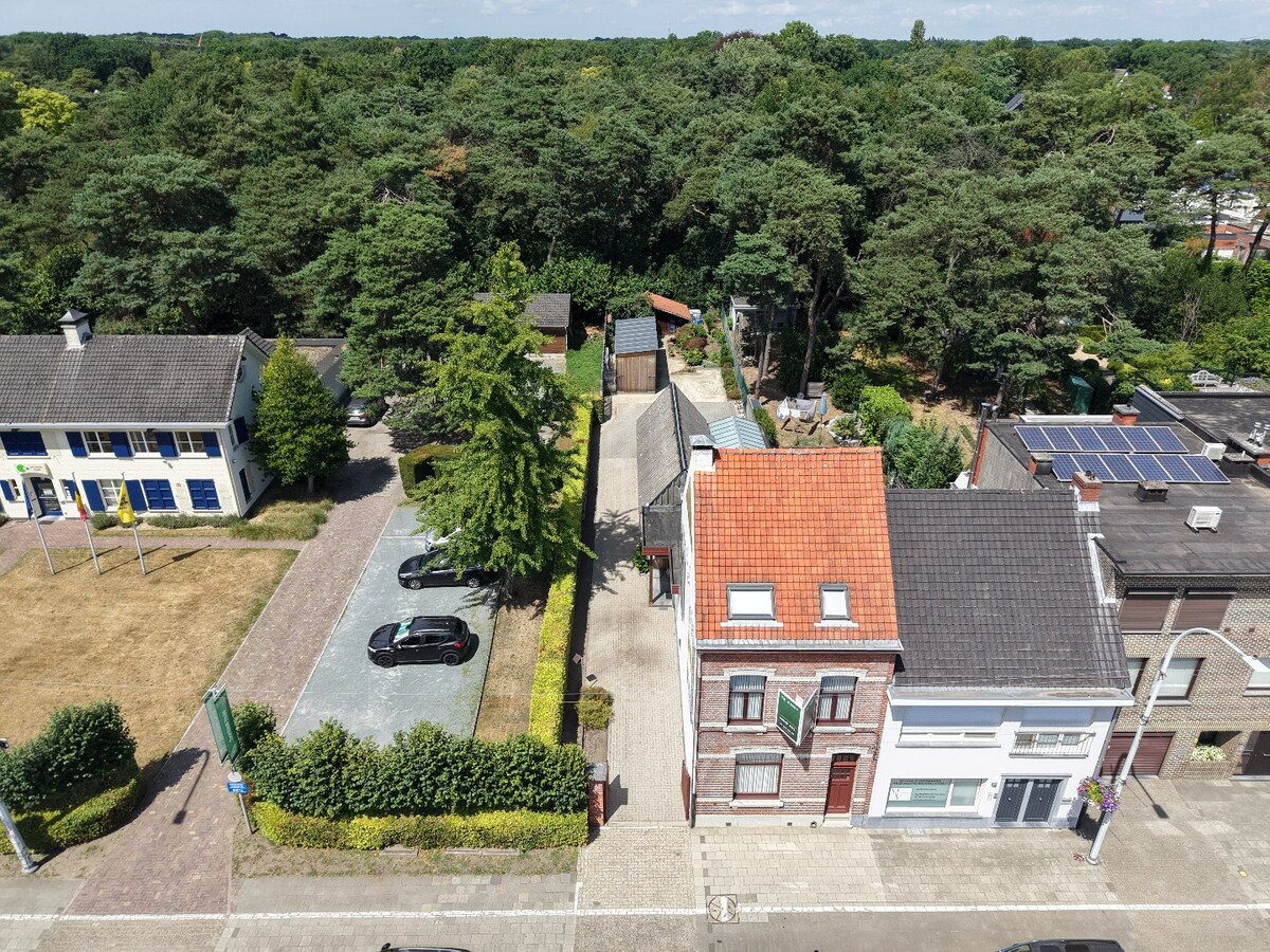 Karaktervolle gezinswoning met 6 slaapkamers in hartje Schilde 