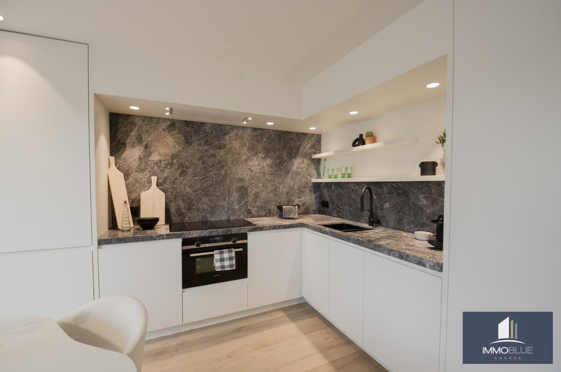 Penthouse entièrement rénové avec deux terrasses spacieuses (+/- 50 m²) situé à deux pas de la mer. 