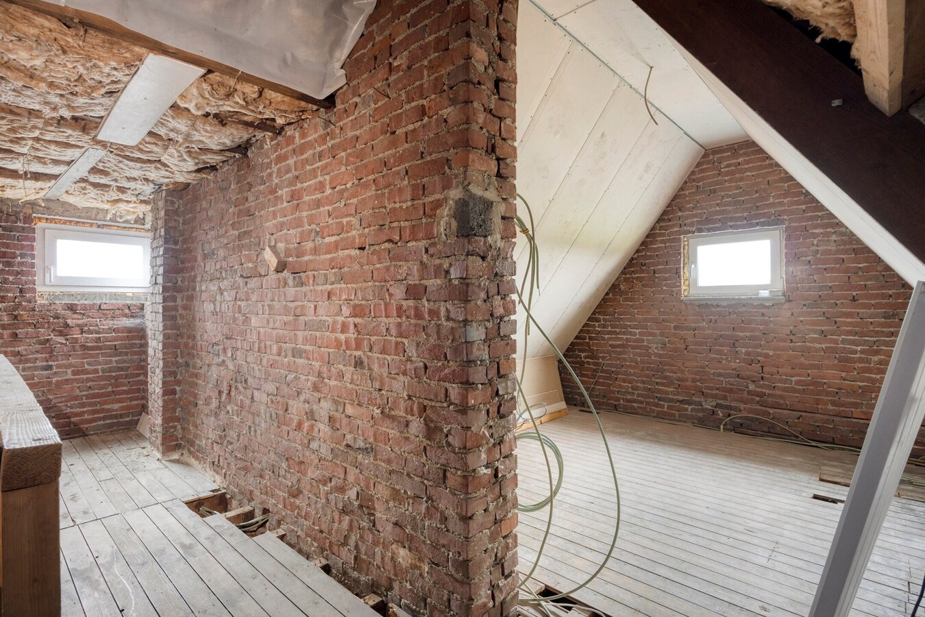 Woning met vergunde loods (300 m² x 2) en bijgebouw (50,50 m²). 
