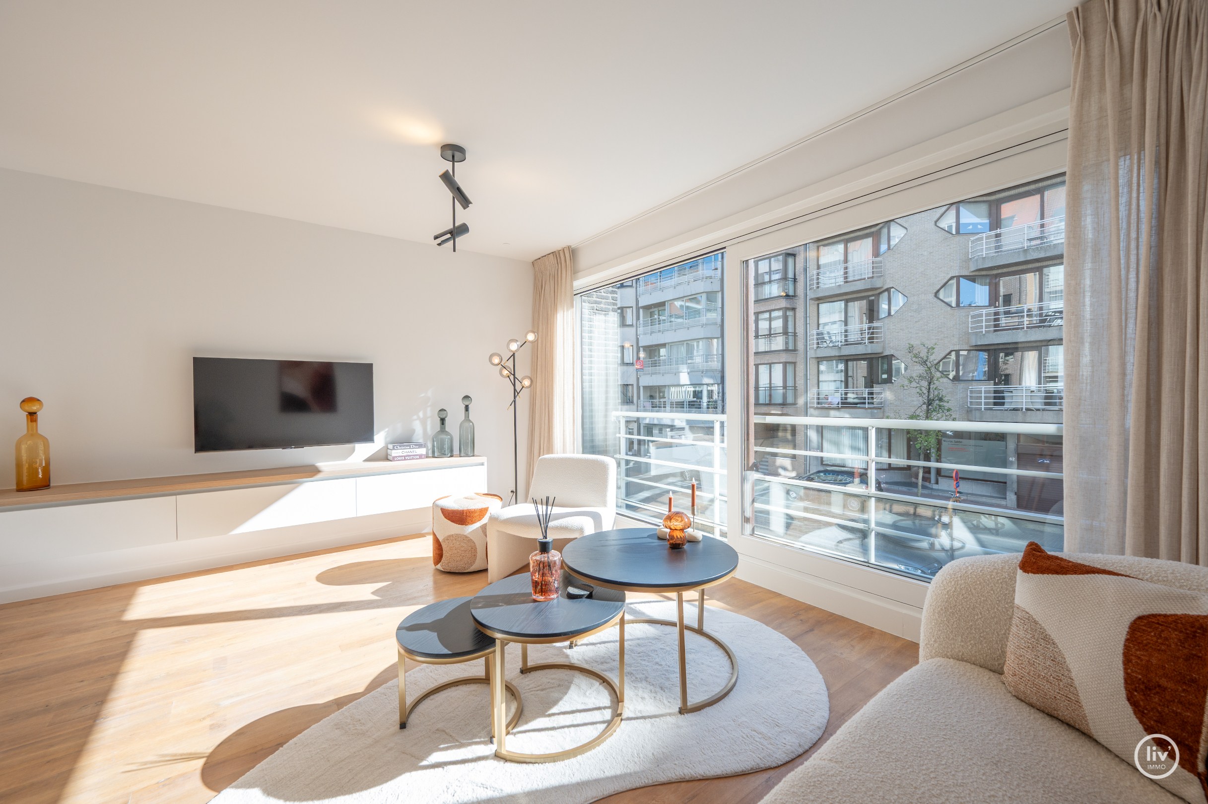 Prachtig gerenoveerd 2 slaapkamer-appartement gelegen te Leopoldlaan te Knokke met balkon. 