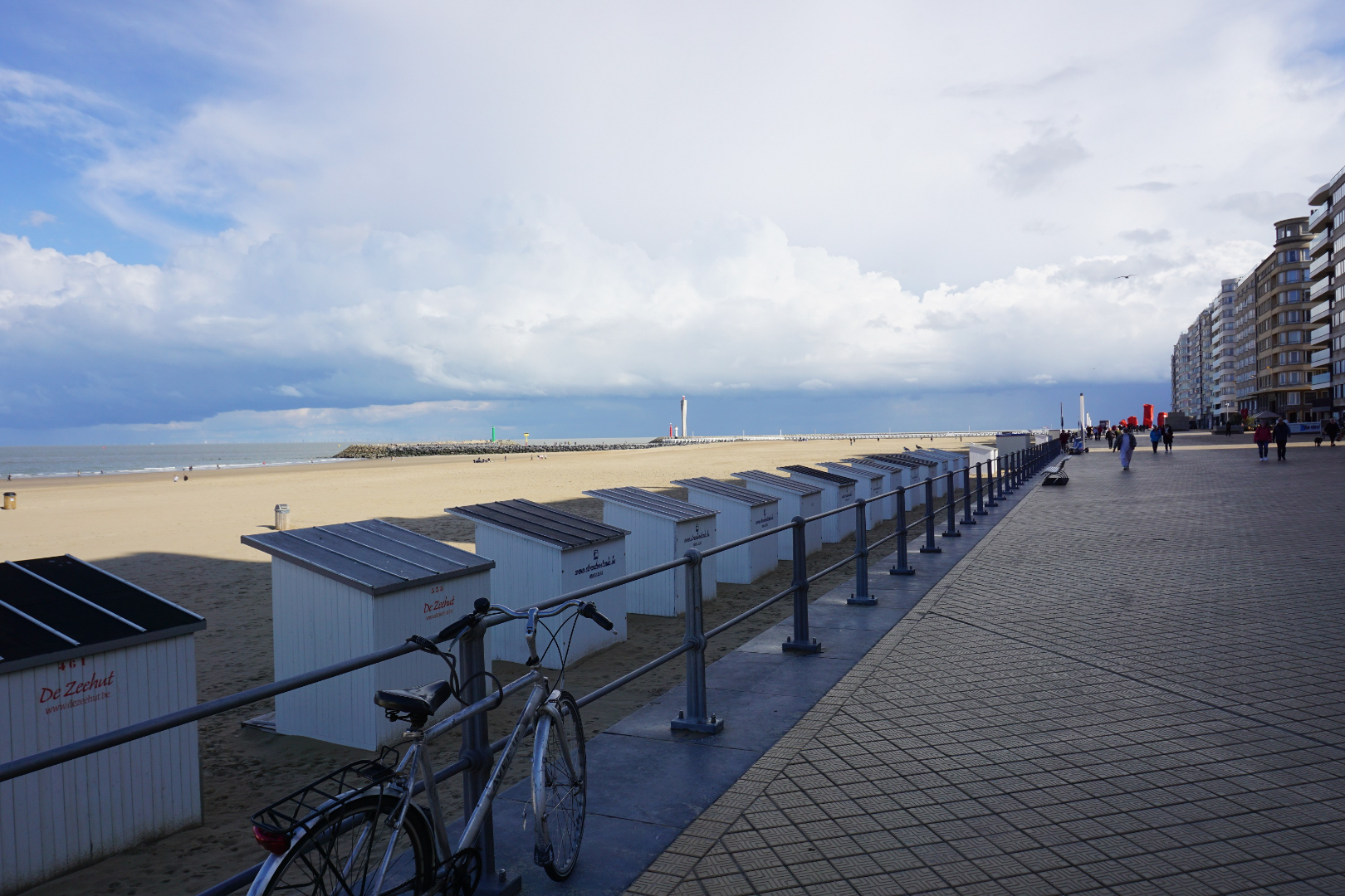 VERNIEUWDE STUDIO MET ZIJDELINGS ZEEZICHT IN CENTRUM OOSTENDE 